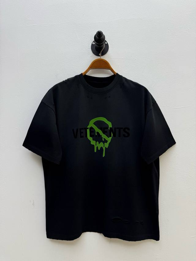 vm 渐变水洗做旧破洞圆领T恤 代工厂p出品 春夏系列 单品延续了品牌标志性的解构主义设计语言 以 破坏美学 为核心 通过融化的绿色禁止标志印花传递反叛态度 隐