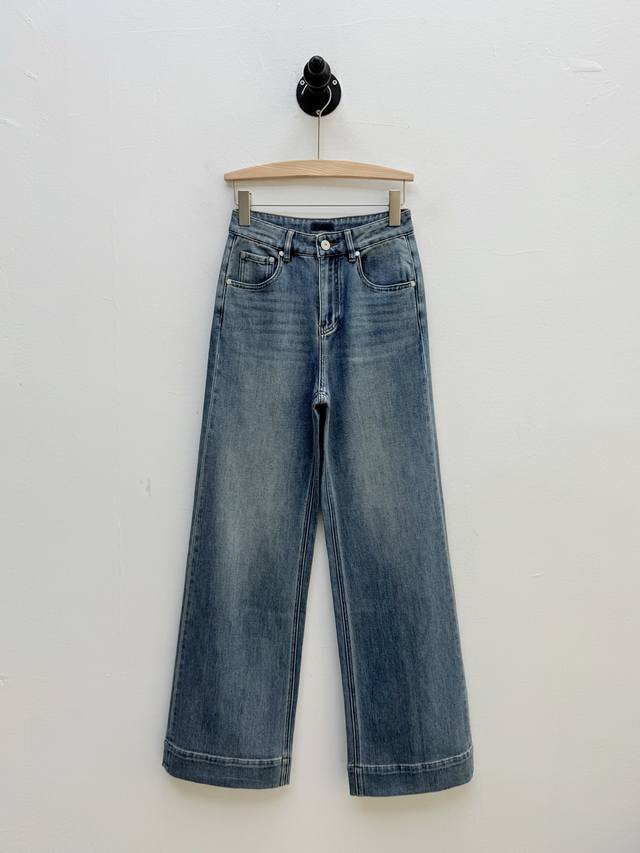 bc 阔腿徽标装饰五袋牛仔裤 代工厂p出品 夏季新品 单品从正面腰部的纽扣 裤袋铆钉到门襟拉链头 均以刻印形式呈现品牌徽标 细节中传递品牌对工艺的执着 背后腰部