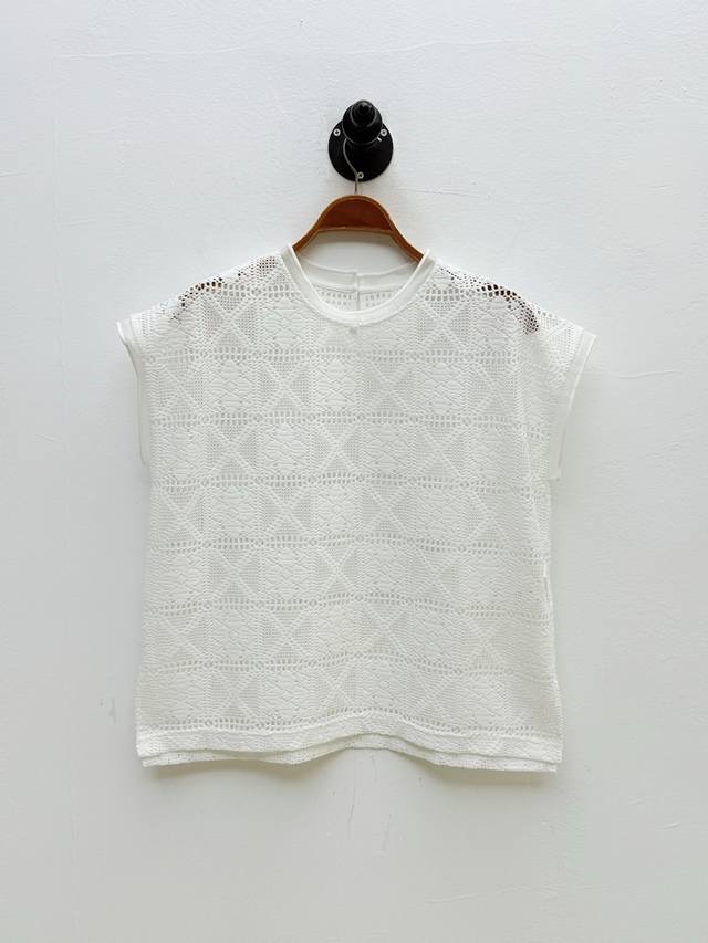 theory 无袖镂空提花针织上衣 代工厂p出品 夏季新品 花卉与叉形图案的提花交叉排列 既保留了品牌标志性的极简线条 又融入了自然意象的浪漫表达 这种设计既呼