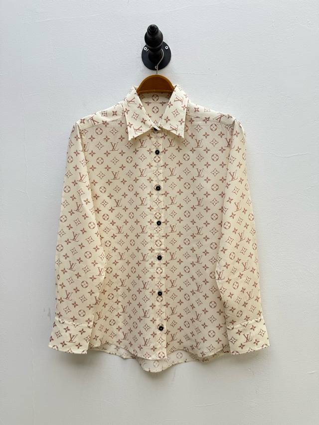 驴 女士Monogram印花桑蚕丝衬衫 代工厂p出品 春夏系列 单品以品牌标志性Monogram印花为核心视觉语言 全幅铺陈的图案通过当季艺术手法焕新呈现 将传