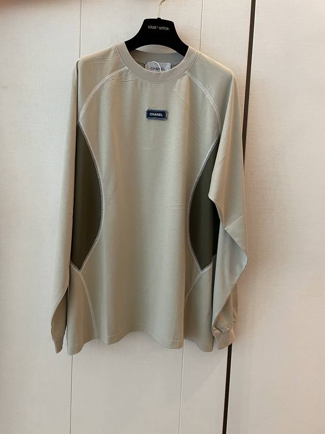 cc中古早秋新款长袖 定制面料 亲肤透气 插肩袖拼色视觉上增添时尚又休闲的感觉 入眼可见的时髦感 宽松版型 上身无拘束感 均码