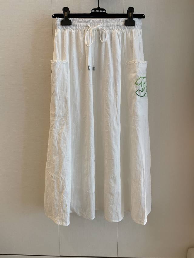 cc Vintage新款半裙加马甲背心套裙 这款套裙以柔软面料制成 无袖设计轻盈透气 花边点缀 简约百搭 恰到好处的半裙长度 不挑身材的好穿 一套上身敲减龄 尺