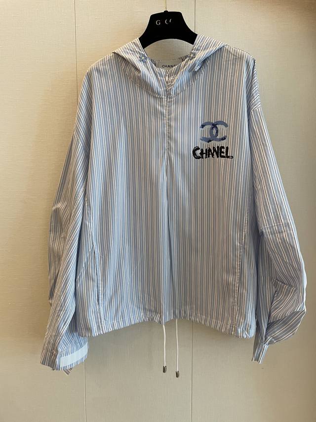 cc Vintage蓝白条纹拼色连帽冲锋衣外套 活力撞色 时尚吸睛 定制面料 轻便透气 户外出行无忧 抽绳连帽设计 实用又减龄 搭配运动裤或牛仔裤都帅气有型 轻