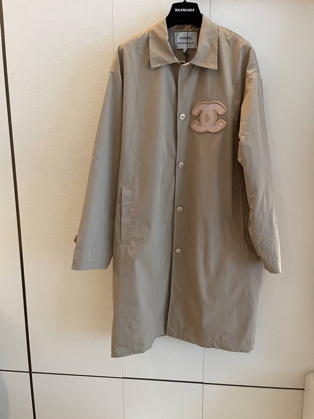 ccvintage新款卡其色长款风衣 采用优质面料 质地细腻丝滑 宽松剪裁 适合春秋穿搭 无论是通勤还是约会 都能轻松驾驭 成为时尚焦点 尺码Sml