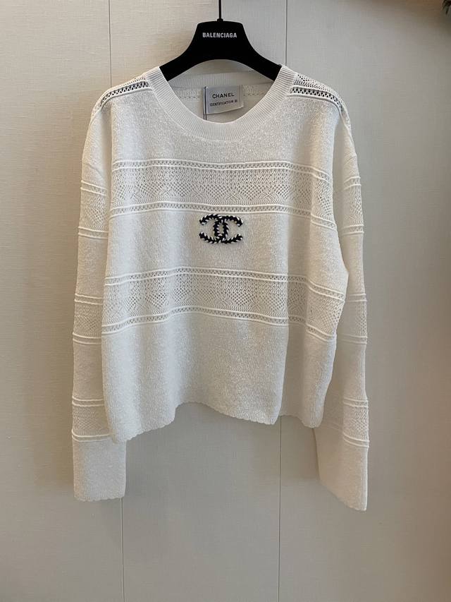 cc Vintage新款针织衫 进口超细机器制作 肌理感超好 镂空花纹惹隐惹现 轻盈透气 勾勒优雅轮廊 长袖设计慵懒与精致并存 春夏叠穿必备 尽显浪漫氛围 尺码