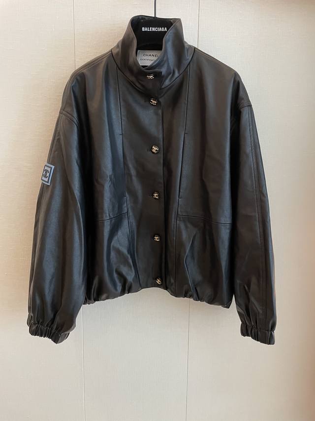 cc Vintage新款皮衣外套 经典机车廓形重塑 哑光质感透出深邃光泽 手工擦色工艺赋予皮革自然肌理 久穿愈显复古韵味 推荐哦 尺码均码