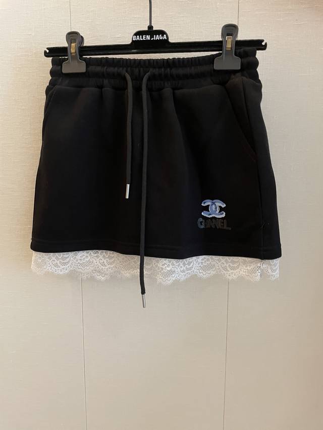 cc Vintage新款套裙 休闲与甜美的碰撞 宽松长袖卫衣搭配蕾丝半裙 演绎慵懒与精致的混搭风 卫衣的休闲感与蕾丝的柔美完美平衡 既舒适又不失女人味 搭配小白