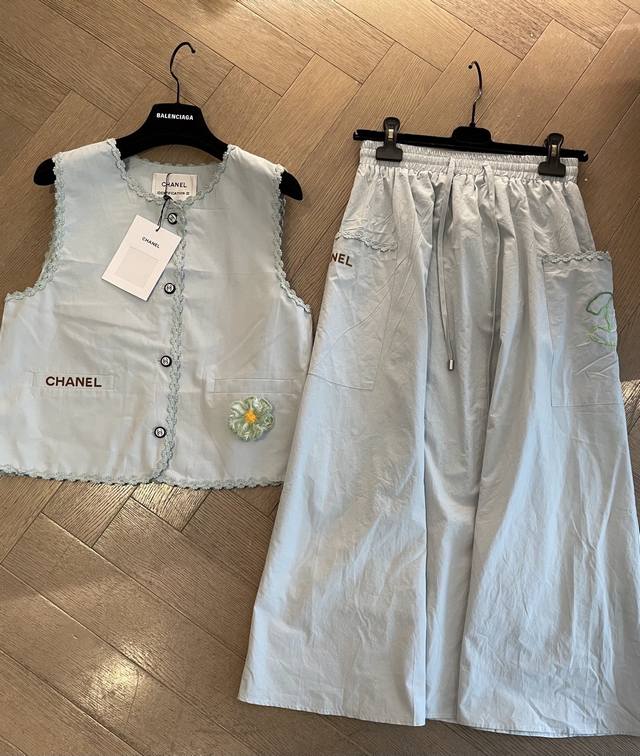 cc Vintage新款半裙加马甲背心套裙 这款套裙以柔软面料制成 无袖设计轻盈透气 花边点缀 简约百搭 恰到好处的半裙长度 不挑身材的好穿 一套上身敲减龄 尺