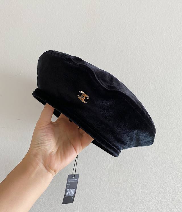 Ss早秋香奶奶新品 Coco新款丝绒贝雷帽 太香了 一眼就相中 戴上显脸小 很精致 进口丝绒面料 复古味满满哒 真的值得购买 推荐入 含包装