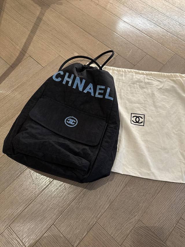 cc Vintage新款双肩包 真心好看哦 绝对会让你一见钟情的款 定制面料 颜色非常漂亮 容量也很大 日常或旅行都很实用 值得入手