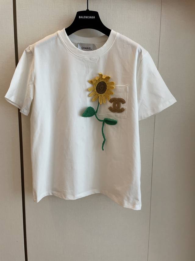 cc Chane新款向日葵短袖 夏日元气之选 明黄印花点亮基础圆领版型 常规剪裁舒适百搭 纯棉透气 上身清爽如风 仿佛把阳光穿在身上 轻松打造活力治愈系穿搭 尺
