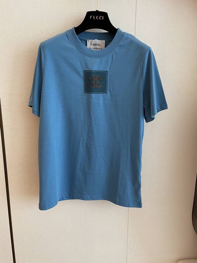 cc Chane新款简约短袖 定制面料亲肤软糯 耐穿不变形 衣身松量恰当 包容不同身形正肩版型上身显得身姿挺拔 修饰身材比例 无论是单穿还是打底穿着 随性但又不