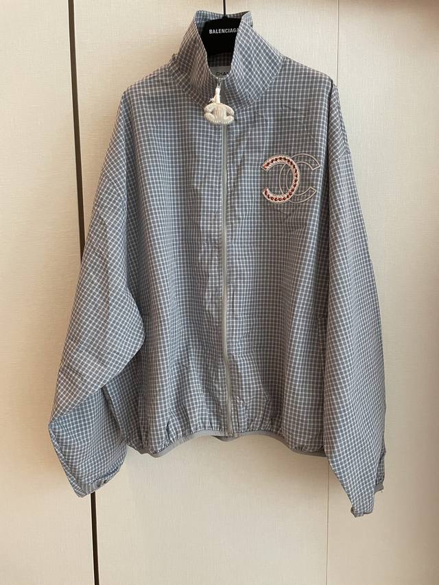 cc Chane新款时髦高街外套 轻松穿出率性闲适的洒脱范儿,面料挺括有型且易于洗涤护理 立领设计率性利落 提气吸睛 松紧袖口设计防风保暖 舒适不勒门襟拉链设计