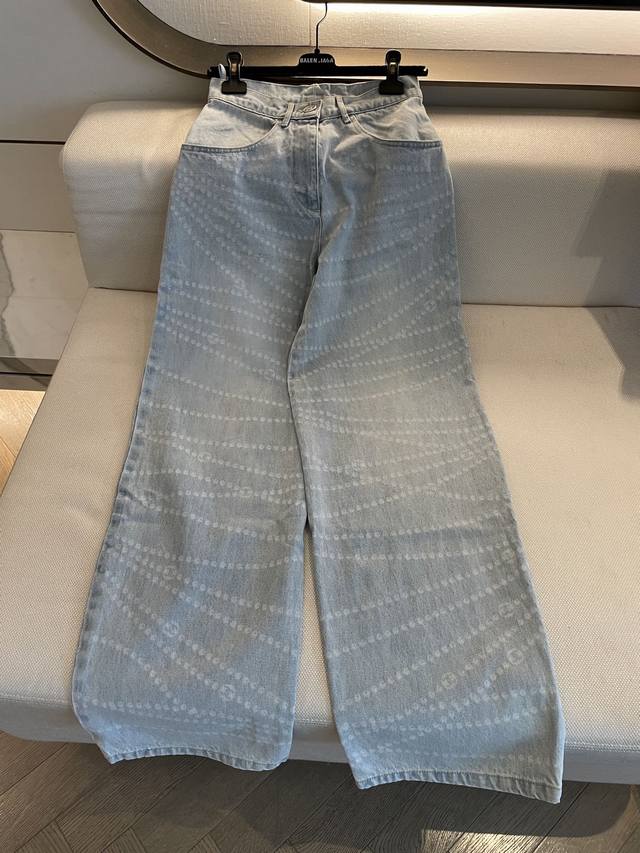 cc新款珍珠阔腿牛仔裤 版型很正 款式是少见的激光印花 颜色特别百搭 上身视觉效果超赞 上身搭配简单的纯色T恤 或者白色衬衫和各种背心都很适合 独家大货实拍 时
