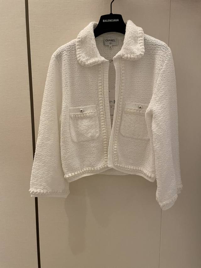chane*25p新品立体花朵边提花翻领针织开衫 超美立体花朵边 微镂空提花设计 双口袋设计 领边 衣边 衣袖口 衣下摆特别的立体花朵设计好高级呀 舒适的棉真丝