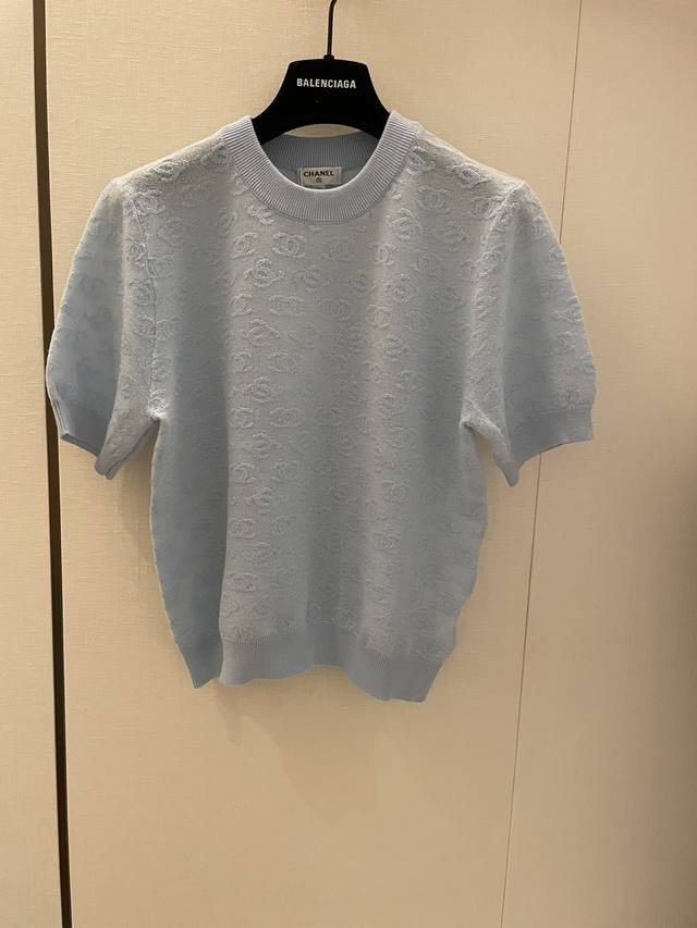 cc25春夏新款短袖 经典圆领版型 满身双C L pogo图案 精致时髦高级 棉质针织面料 舒适亲肤 常规版型 上身显瘦又显气质 尺码36.38.40