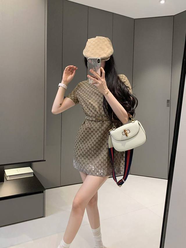 gucc*2025Fw新款 高级手工坊系列款 巨好看的闪钻系列 非常高级的进口高密度质地 满身提花面料 仔细看细节 最具特色的1:1高级材质 上身非常飒 干净有