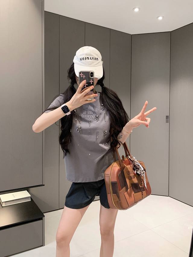 独家爆款上新 miumi*2025Ss 超级好看的重工款 纯手工高定水晶链闪片钉珠装饰 做工细节全面到位小正肩版型 日常搭配的精致度都在线 精致感满满 纯手工钉