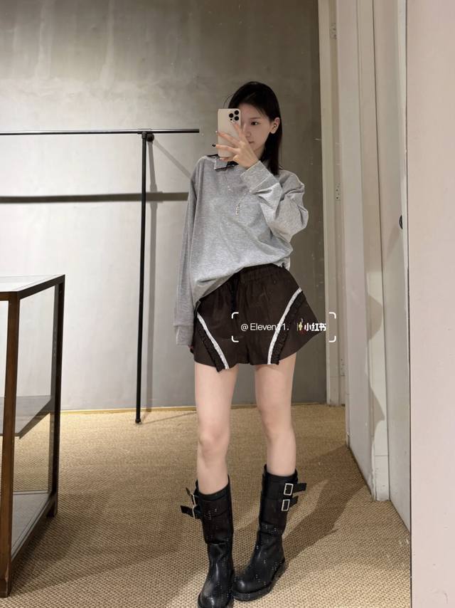 70707# 花边短裤 上新Marchen 25新款 Marchen被称为 仙女裙专业户 凭借着鲜明的浪漫少女风格 在设计师品牌中脱颖而出 蓬松的面料 体积感的