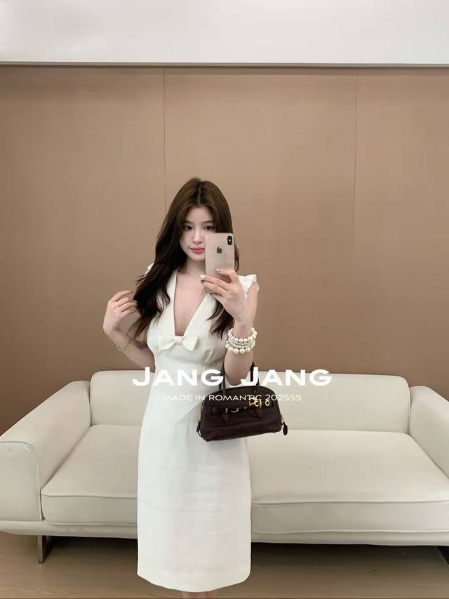 5866# 连衣裙 上新. 荷叶花边V领连衣裙 独属少女浪漫感 永远都可以让你做人群里蕞特别的那个女孩定制亚麻面料 独特的肌理感平添一分轻熟矜贵气息荷叶花边装饰