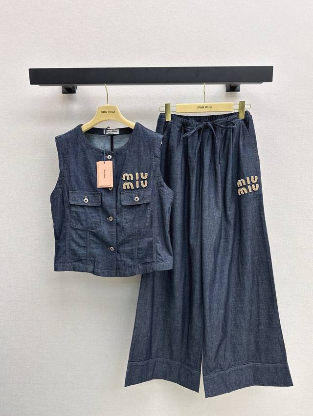 爆单款推荐 Miu 25Ss春夏最新款 纯手工钉珠字母装饰牛仔套装 牛仔马甲+直筒裤 日常休闲必备 一整套出街无需烦恼搭配 一套上身超好看 拉长身材比例 巨显高