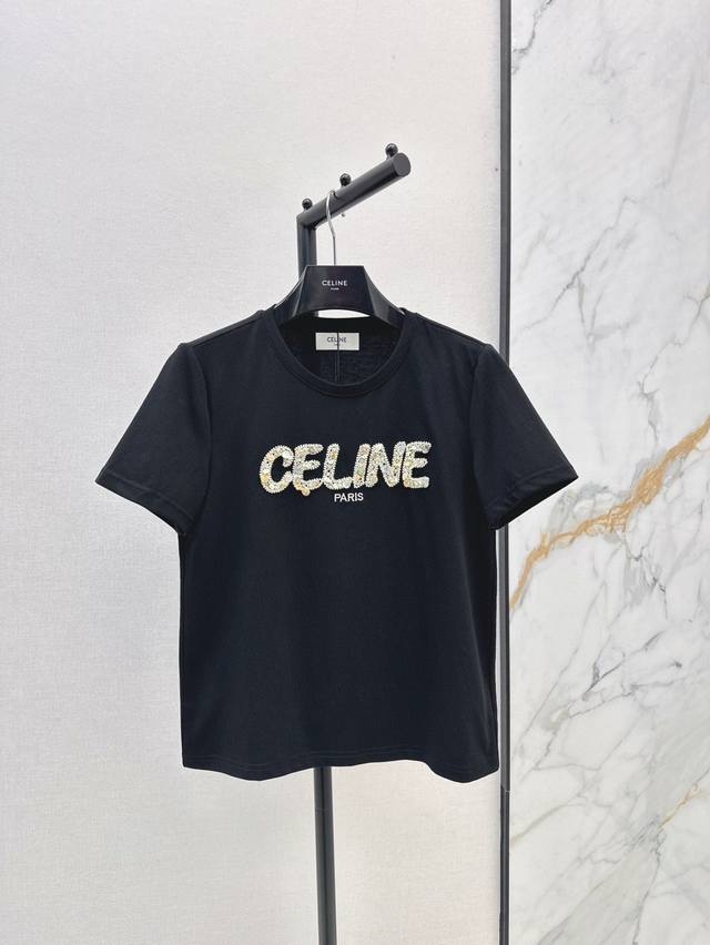 17169# celin*25Ss早春最新款Logo字母短袖T恤 复古摩登氛围感 胸前徽标贴饰在整体的休闲氛围中增添设计感 上身绝对不出错 百搭有松弛感 版型合