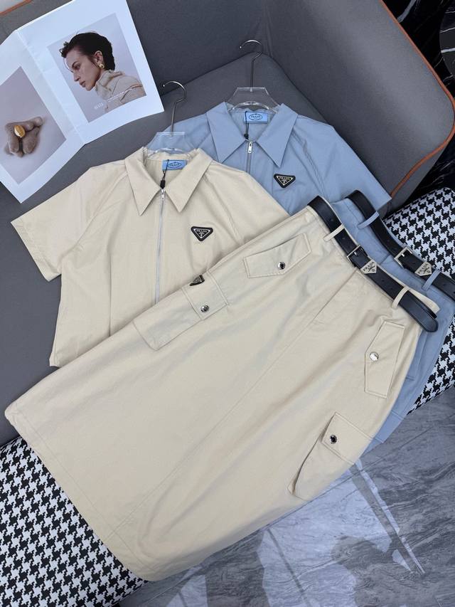 17638# 套 prada 2025夏季新品两件套 翻领收腰拉链上衣 钉三角标 搭配A字版型工装半裙配皮带两侧大口袋设计休闲风 又酷又飒 强烈推荐 2色Sml