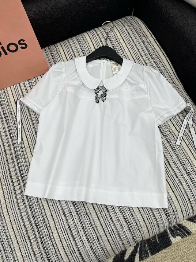 96505# 5 爆款现货 原单品质 Chane* 25新款中古风娃娃领短袖衬衫 爆单系列款 气质女神必入 订制立体手工装饰 满满的高级感 经典剪裁 抽绳字母织