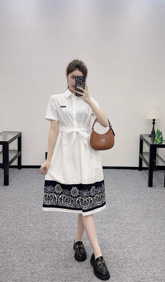 70761# Miu连衣裙 上新Miumi*2025新品上架 印花腰带连衣裙 定制Yb棉麻材质 质感舒适细腻 透气好穿 半开襟短袖连衣裙版型 裁剪利落修身 腰身
