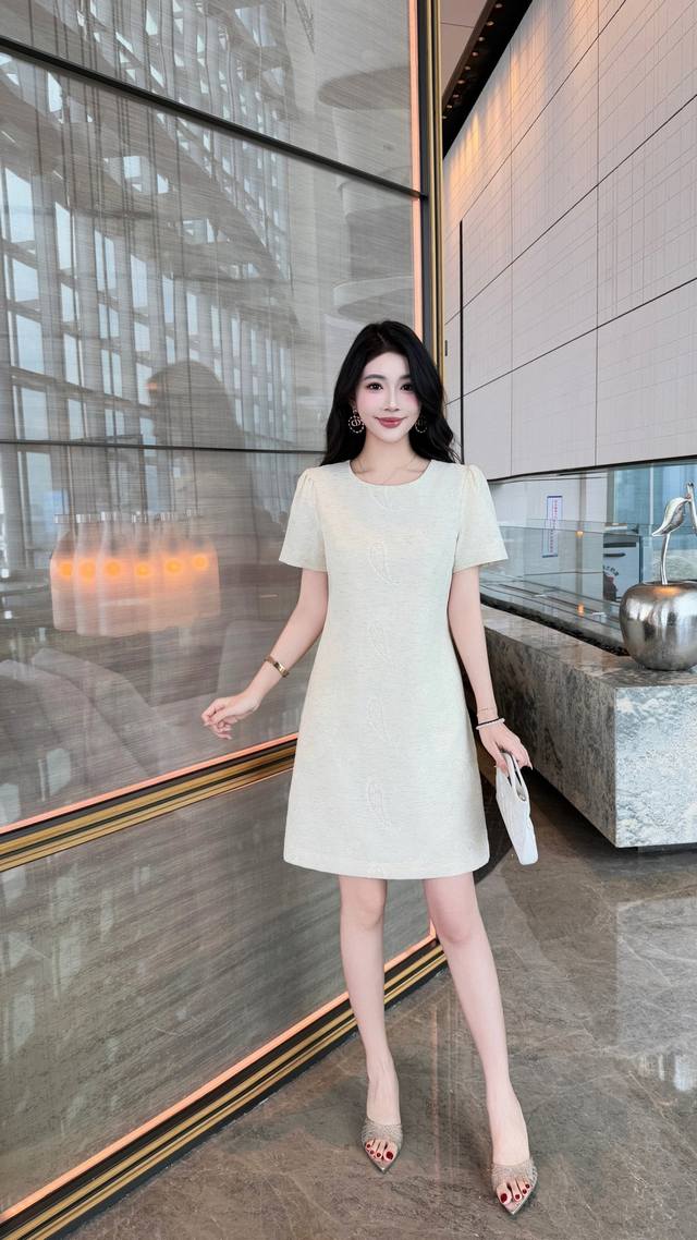 连衣裙 绿色 杏色 S~Xxl 5个码 ~2025 新款上新宽松型重工圆领刺绣腰果花棉麻面料A字连衣裙 重工时尚素色腰果花 简约而不简单 优雅高贵大气 超仙超美