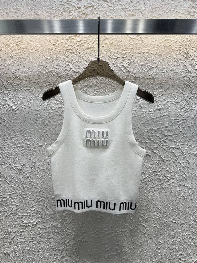 上新 款号:82641 miumi 25夏季新款立体钢印烫钻字母针织背心