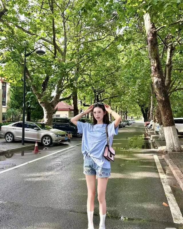 上新 款号:82642 chane 25夏季新款下摆刺绣山茶花工艺牛仔短裤 Sml