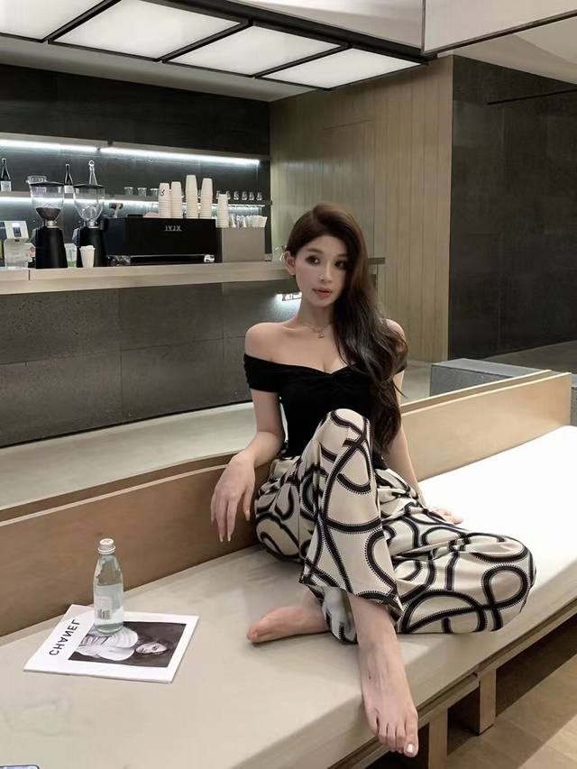 爱马仕设计感线条醋酸长裤看似杂乱无章的涂鸦 实则显示线条的美感本布抽绳 松紧腰头 穿脱特方便面料垂感好 特显瘦 8328卡其Sml 长裤
