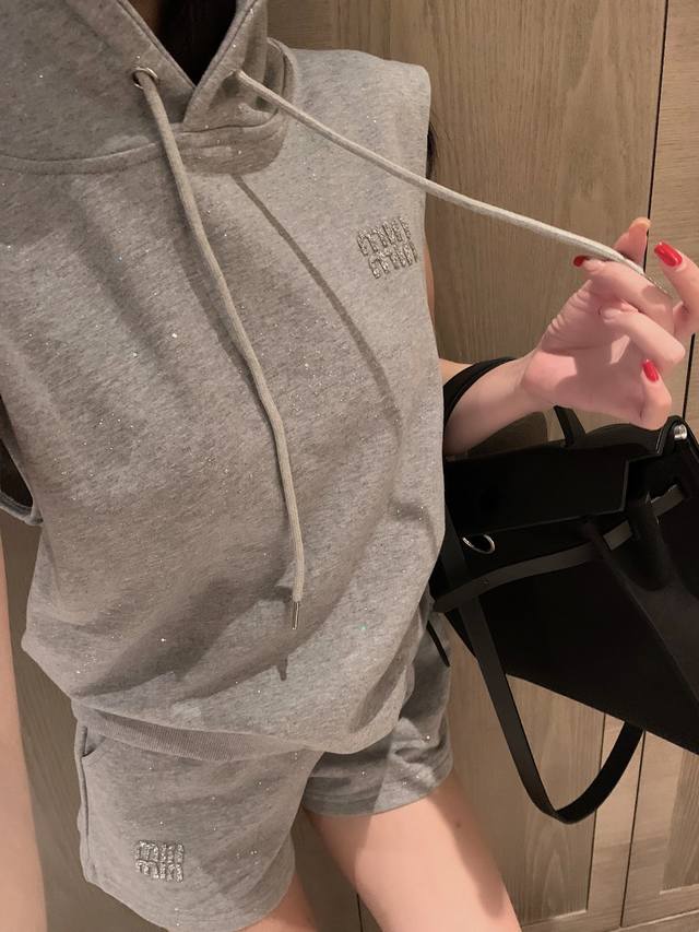 新款现货款号2069 模特实拍图片已保护 缪家烫钻套装 尺寸Sml 元