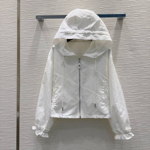 Louis Vuitto*2025Ss新款防晒衣 特殊材质有肌理感 每个小细节都非常注重 恰到好处的高级感 立体剪裁 让成衣上身更为精致洋气 实物太赞啦 Sml