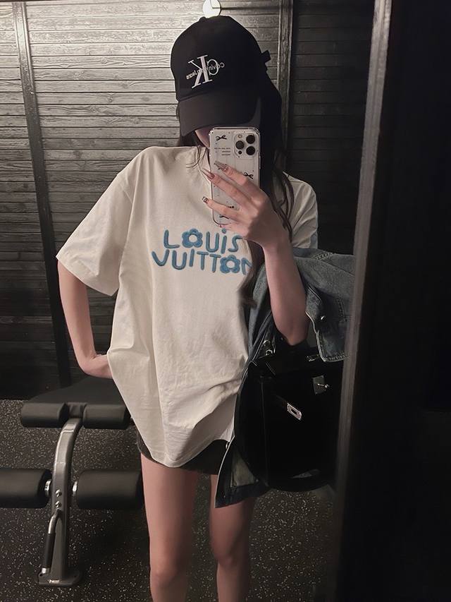 t L V 薄荷绿刺绣Logo奶杏色短袖T恤 奶杏色和薄荷绿的碰撞 甜妹又温柔 也太小清新了吧 胸前高品质Logo刺绣 薄荷绿小花朵的设计整个拿捏 杏色