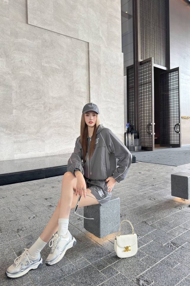 套装 Celin* 可A可飒的风格 日常通勤穿什么的都是很Ok的 不挑场合的 设计独特 层次感更加丰富 灰色 码数 Sml