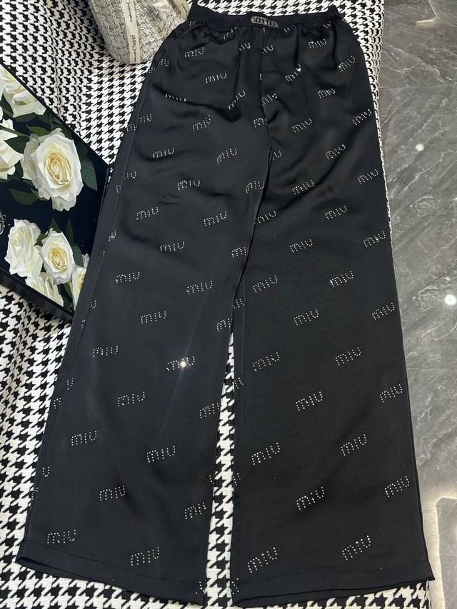 休闲裤拿货 缪家25春夏新款满印Logo烫钻松紧醋酸休闲裤 颜色:2色 码数:Smlxl