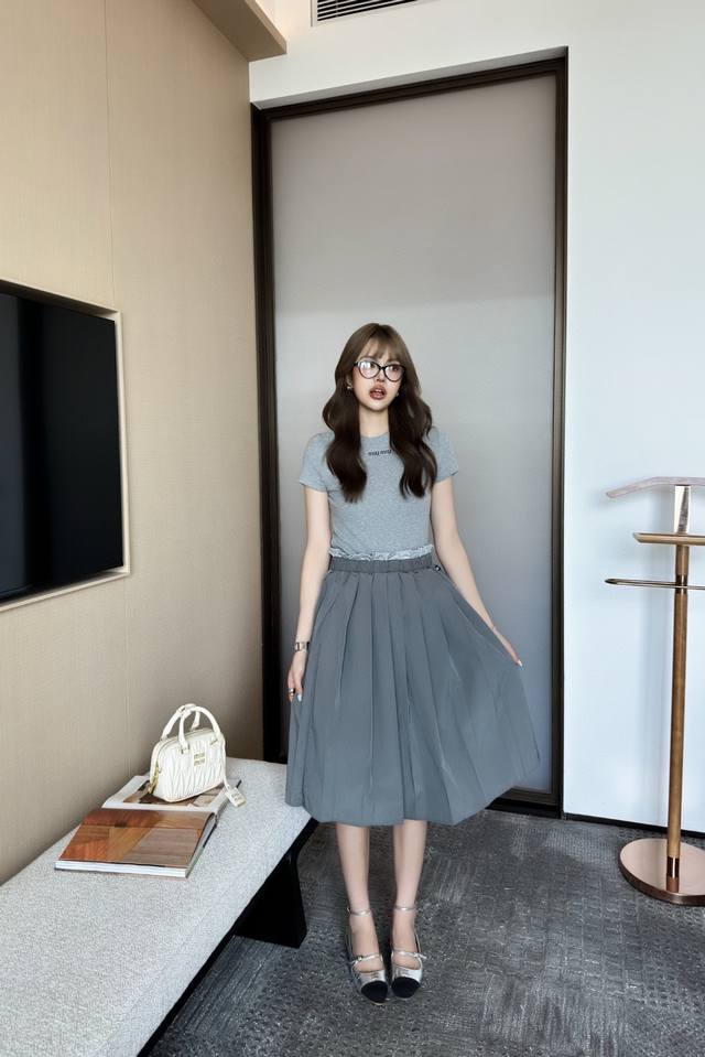 70712# Miu灰色半裙 上新Miumi*2025新品上架 弹力百褶半裙 定制Yb进口尼龙材质 透气舒适有型 腰间松紧褶皱收腰调节设计 增添造型层次感 文艺
