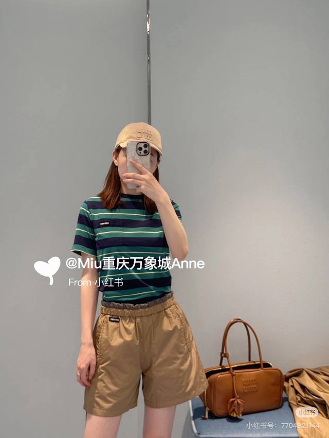 半裙 外套 Miumi* 25Ss春夏新款 棕色尼龙系列微标连帽外套+高腰短裤 原版开发 高版出品 撞色捆边点缀设计 超显瘦 干练且酷帅 胸口贴布Logo点缀