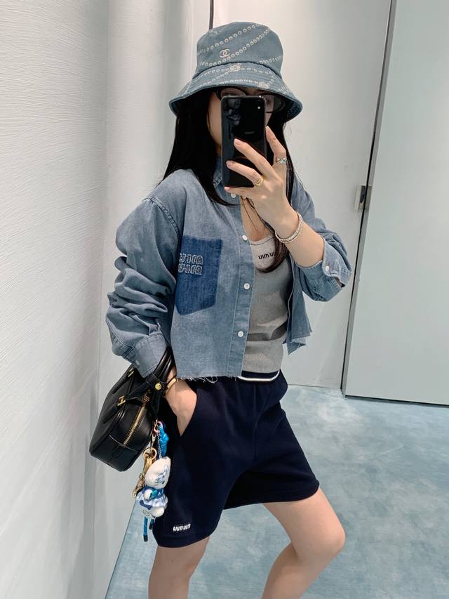 短款衬衫 miumi* 25Ss春夏新款 做旧时髦风洗水蓝牛仔衬衫裤子 原版开发 高版出品 拆袋设计字母刺绣 复古风丹尼牛仔 气质小翻领宽松版型上身绝绝子 进口