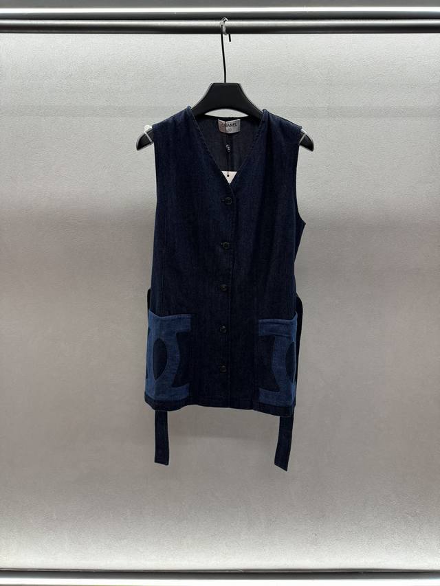2680 Spring And Summer 小香中古系列牛仔腰带马甲裙 宽松H版型 包容性在线 裙身两侧双C Logo 裙摆长度刚刚好 对小个子Mm非常友好