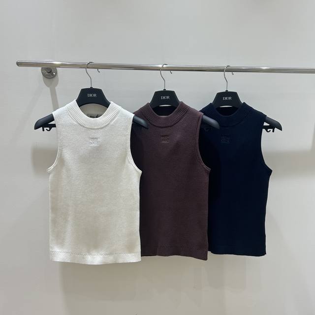 新款女装上新 Miumiu半高领无袖背心 简约优雅设计 展现迷人气质 轻盈舒适 夏日必备单品 快来抢购 三色三码现货供应