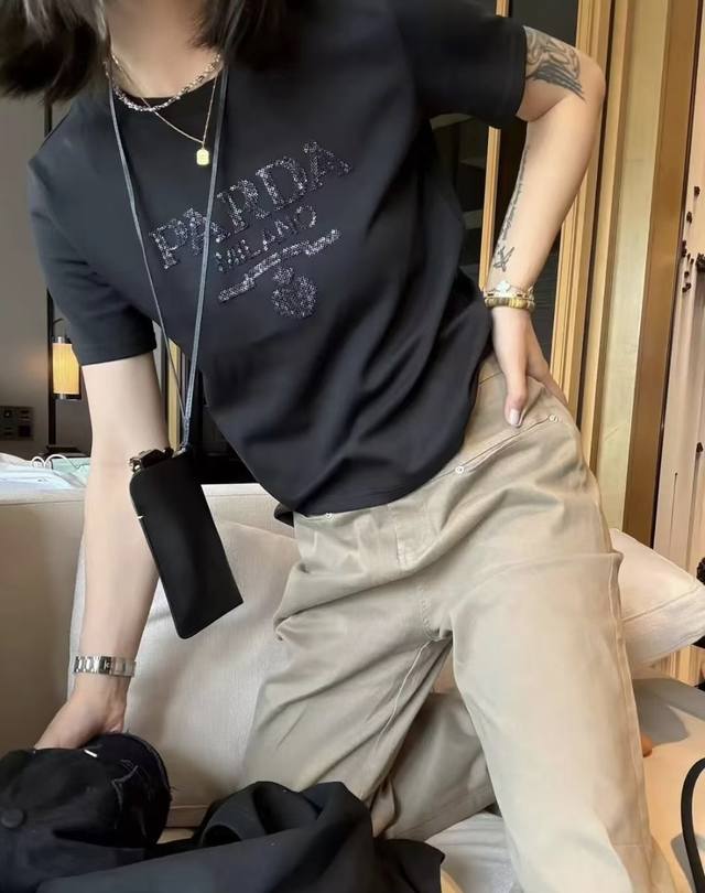 pra普家 专柜款 高版本 胸前刺绣亮片字母Logo图案圆领丝光棉短袖T恤 三标齐全 三色 码数S M L Xl 现货发 M码胸围94衣长60