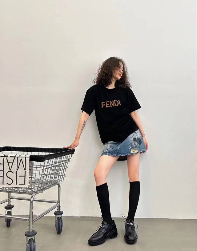 Ff家 专柜款 重工刺绣亮片钉珠字母Logo图案圆领丝光棉短袖T恤 三标齐全 白色黑色 码数S M L 现货发 M码胸围96衣长61