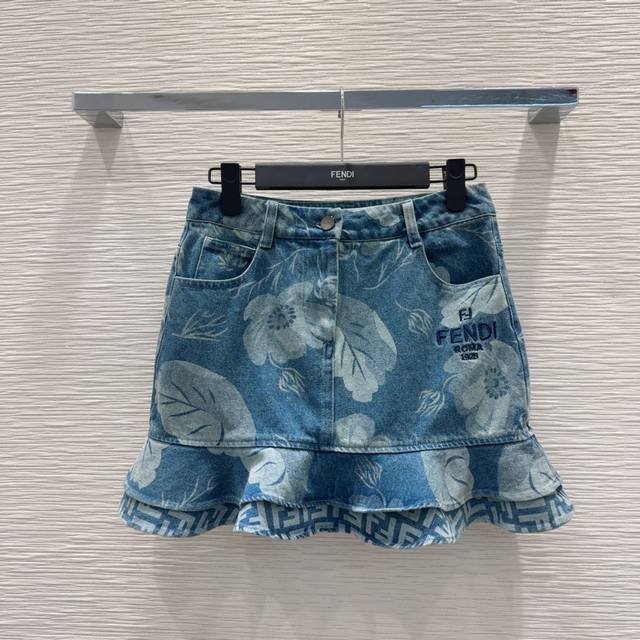 Fend* 2025Ss新款 高版出品~超时髦新款丹宁牛仔 酵洗个性色调上身又酷又飒爽 采用定制高品质斜纹棉质水洗牛仔面料 纹理细腻 棉感自然 既有筋骨感又不失