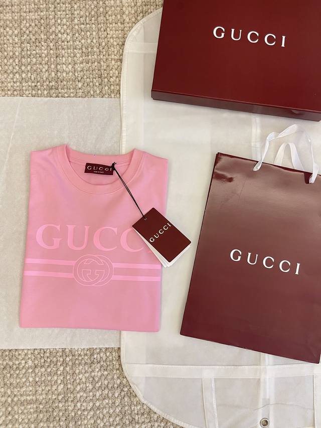 guc I25Ss新品上线 亮色系字母胶印图案套头短袖 yb一比一开发 最高版本发售 定制Yb全棉材质 丝光处理沿用活性印花工艺 荧光黄配色显白又活力满满 玫粉