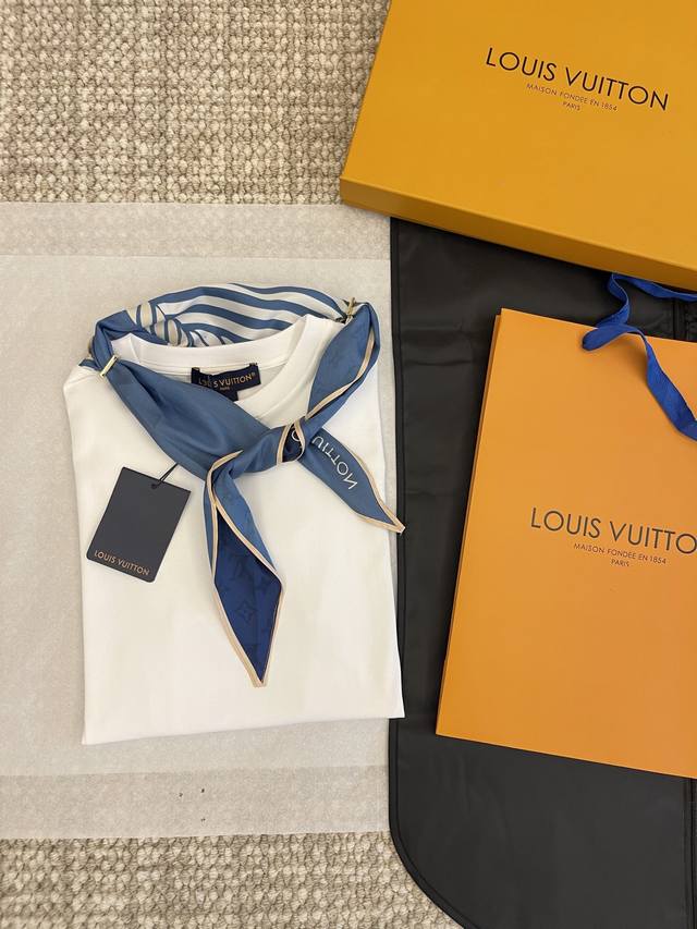 louis&Vuit On 25Ss新品上线 最新度假航海系列限定新品短袖T恤 yb一比一开发 最好版本发售 monogram系列圆领链条丝巾T恤 金属扣丝巾披