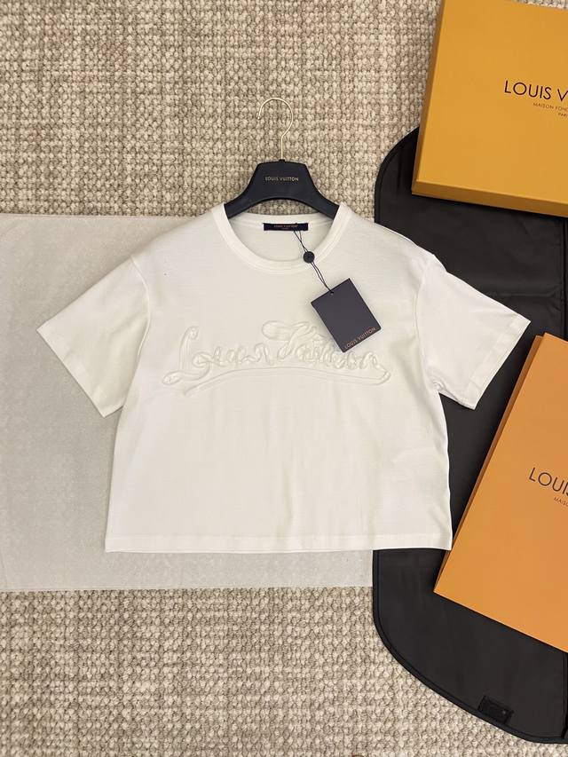配送Yb信封袋 louis&Vuit N 25Ss早春新款 彩色立体线条勾勒字母短款短袖T恤 yb一比一开发 最好版本发售 低调又显奢华的一件 短款版型真的特别