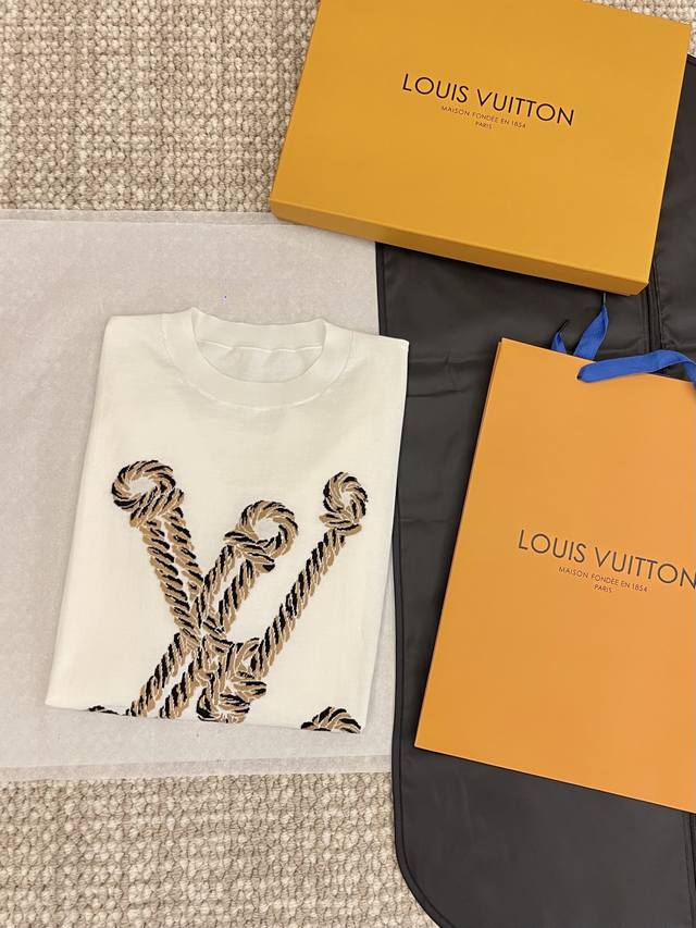louis&Vuitt N 25Ss新品上线 航海系列绳索提花针织套头短袖衫 yb一比一开发 最高版本发售 定织定染的特种纱线 完全对Yb品质 胸前绳索设计的1
